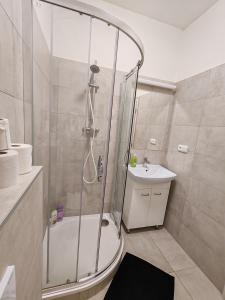 Star Apartments Brno C33# by Starbnb EU في برنو: حمام مزود بدش ومغسلة