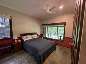 Postel nebo postele na pokoji v ubytování Riflebird Lodge