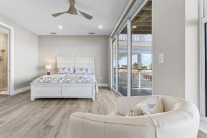 Voodi või voodid majutusasutuse Ultimate Waterfront! Double Villas, Double Views & Endless Sunshine - Funky Fish Fortress - Roelens toas +111 fotot