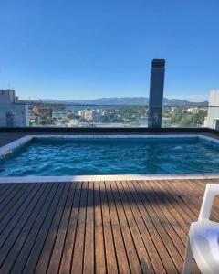 una piscina en la azotea de un edificio en Departamento Andy, en Villa Carlos Paz