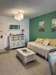 una sala de estar con una cama y un sofá en Departamento Andy, en Villa Carlos Paz