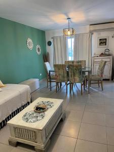 Una sala de estar con una mesa y un comedor. en Departamento Andy, en Villa Carlos Paz 6 fotos más