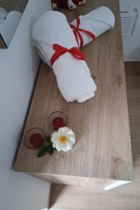 zwei Kissen mit roten Schleifen und weißen Blumen auf einem Tisch in der Unterkunft A Casa di Lucia-Appartamento Deluxe in Piedimonte San Germano