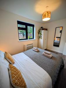Postel nebo postele na pokoji v ubytování Bright one bedroom apartment with garden