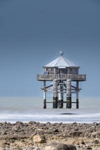 - une jetée sur la plage avec l'océan dans l'établissement Séjour prestige - vue mer et accès privé à l'océan, à Angoulins-sur-Mer 22 autres photos