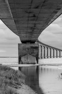 une photo en noir et blanc d'un pont dans l'établissement Séjour prestige - vue mer et accès privé à l'océan, à Angoulins-sur-Mer