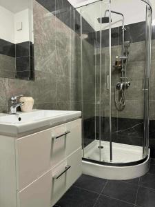 Et badeværelse på Q Luxury Apartment + 11 billeder