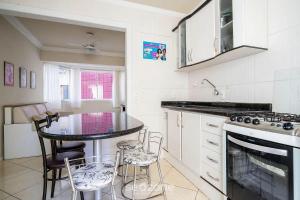 Η κουζίνα ή μικρή κουζίνα στο Apto c/ 2Q 100m da praia central - BC - EDG402