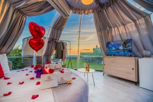 吉亚德伊索拉Experiencia Habitación Burbuja con Jacuzzi Privado, Piscina y Vistas al Mar的一间卧室配有一张带热气球的床