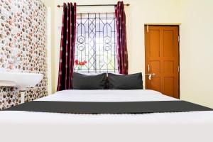 1 dormitorio con cama, lavabo y ventana en Hotel O Casa De Elevterio, en Goa 28 fotos más