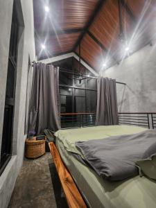 ein Schlafzimmer mit einem Bett in einem Zimmer in der Unterkunft Villa Arcadia in Los Baños