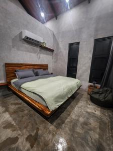 a bedroom with a large bed and two windows at Villa Arcadia in Los Baños +17 photos