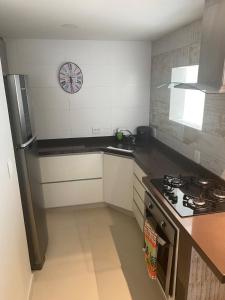 eine Küche mit Herd und Herd oberen Backofen in der Unterkunft Confortável Apartamento em Angra dos Reis in Angra dos Reis