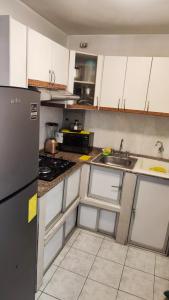 Η κουζίνα ή μικρή κουζίνα στο Departamento cómodo y céntrico