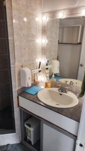 Ένα μπάνιο στο Departamento cómodo y céntrico