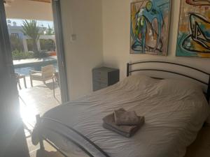 Una cama con dos toallas encima en un dormitorio. en Villa Leda - The Guest Wing, en Pafos 14 fotos más
