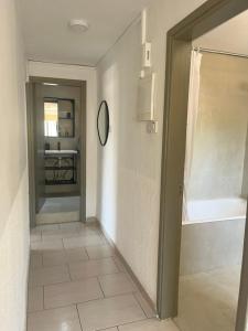 pasillo con baño con bañera y espejo en Villa Leda - The Guest Wing, en Pafos