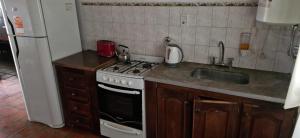 una cucina con piano cottura, lavandino e frigorifero di La Cañada a Colón