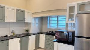 Η κουζίνα ή μικρή κουζίνα στο Grace Cottage, Ayoor