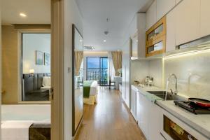 Köök või kööginurk majutusasutuses Căn hộ Luxury Golden Bay với Bể bơi vô cực +45 fotot