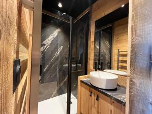 un bagno con due lavandini e una doccia di Chalet « Le 1712 » direct pistes a Les Angles