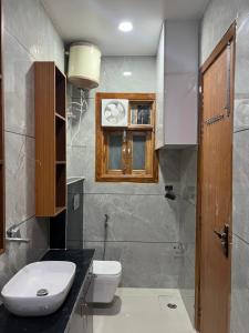 une salle de bains avec toilettes et lavabo dans l'établissement Singhal Residency PG - RENT, à Greater Noida 19 autres photos