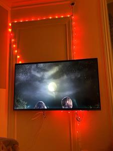 Μια τηλεόραση ή/και κέντρο ψυχαγωγίας στο Apartment in heart of Amager