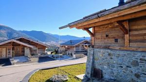 Nespecifikovaný výhled na hory nebo výhled na hory při pohledu z chaty