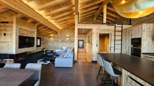 una casa di tronchi con soggiorno e cucina di Chalet 4 Saisons ski aux pieds a Les Angles Altre 9 foto