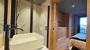 un bagno con lavandino e doccia di Chalet 4 Saisons ski aux pieds a Les Angles
