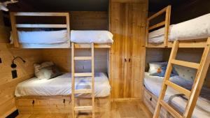 Camera con letti a castello in una cabina di Chalet 4 Saisons ski aux pieds a Les Angles
