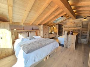 Un dormitorio con una cama y un techo de madera. en Chalet Bliss Jacuzzi vue, en Bolquere Pyrenees 2000