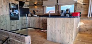 Η κουζίνα ή μικρή κουζίνα στο Chalet Papa Shelter vue époustouflante