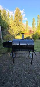 ein Picknicktisch mit einer Tasse darauf in der Unterkunft Valkara Patagonia in Las Golondrinas