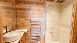 a bathroom with a sink and a shower at Chalet Agane proximité pistes immédiate in Les Angles