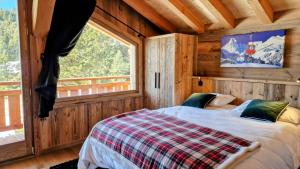a bedroom with a bed in a log cabin at Chalet Ski Bob pied de pistes jacuzzi in Font-Romeu