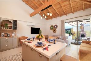 TV a/nebo společenská místnost v ubytování DOĞALİKA-Villa with Sauna for 4 People in Seydikemer Zorlar