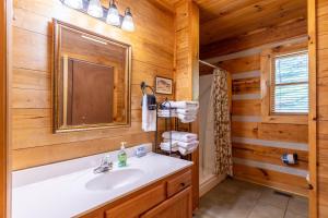 Koupelna v ubytování Hemlock Hideaway + 27 fotografií