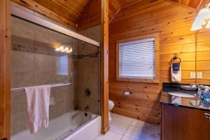 Koupelna v ubytování Hidden Ridge + 46 fotografií