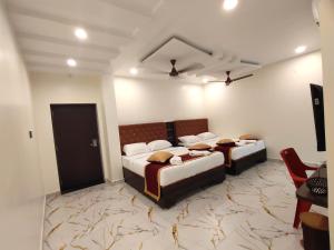 Postel nebo postele na pokoji v ubytování Santhi Residency + 8 fotografií