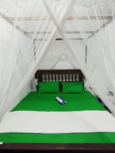 Ένα ή περισσότερα κρεβάτια σε δωμάτιο στο Villa lovely birds mirissa