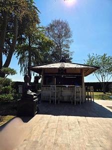 - un pavillon avec des chaises et une table dans un parc dans l'établissement La Chaumière de Lilou, Havre de paix en campagne, à Merckeghem 30 autres photos