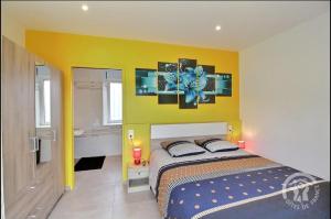 Postel nebo postele na pokoji v ubytování Gîte à la campagne avec piscine intérieure + 9 fotografií