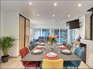 TV a/nebo společenská místnost v ubytování Gîte à la campagne avec piscine intérieure