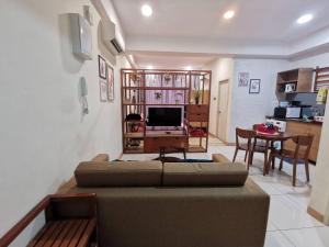 ein Wohnzimmer mit Sofa und Tisch in der Unterkunft Timurbay Residence RY in Kampung Sungai Karang