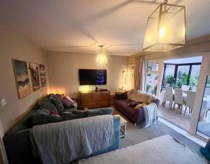 TV a/nebo společenská místnost v ubytování The Pink House