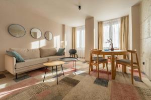 ein Wohnzimmer mit Sofa und Tisch in der Unterkunft Forest Hotel in Krakau