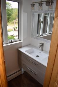 Φωτογραφία από το άλμπουμ του The Pine River Pond Premier Lakehouse 4BR High-End Retreat σε Wakefield