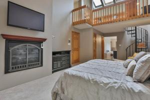 Ένα ή περισσότερα κρεβάτια σε δωμάτιο στο The Pine River Pond Premier Lakehouse 4BR High-End Retreat