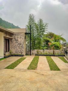 une maison avec un escalier en colimaçon dans une cour dans l'établissement Villa nuansa tawangmangu, à Tawangmangu